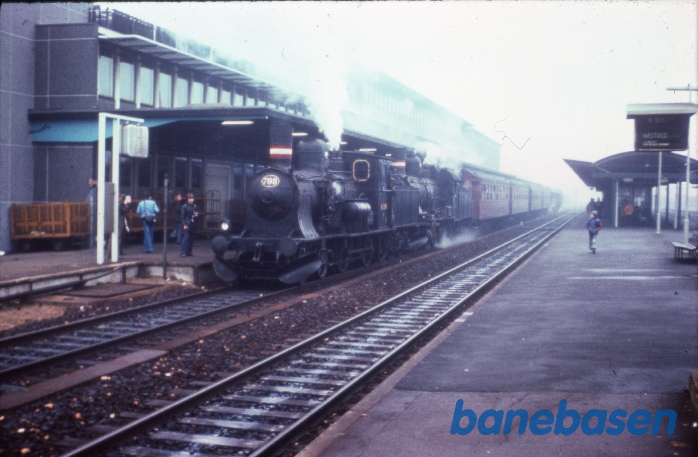 Roskilde DSB C 708 + D med tog Roskilde DSB C 708 + D med tog