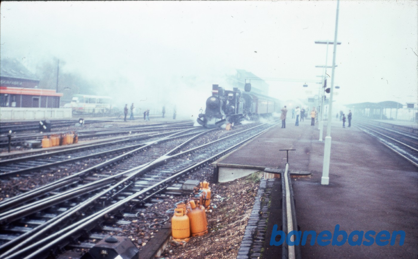 Roskilde DSB C 708 + D med tog Roskilde DSB C 708 + D med tog