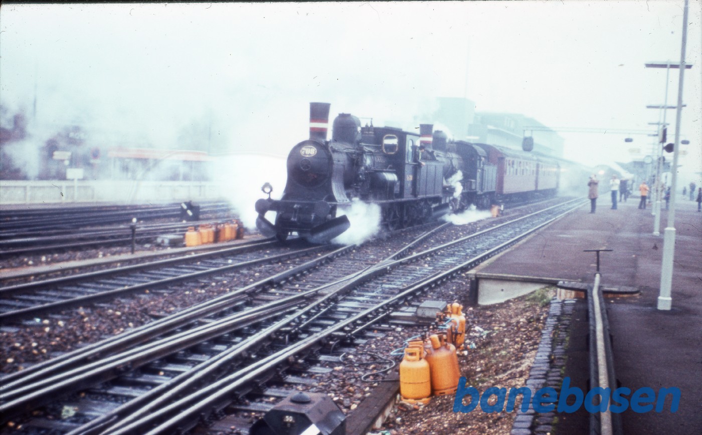Roskilde DSB C 708 +D med tog Roskilde DSB C 708 +D med tog
