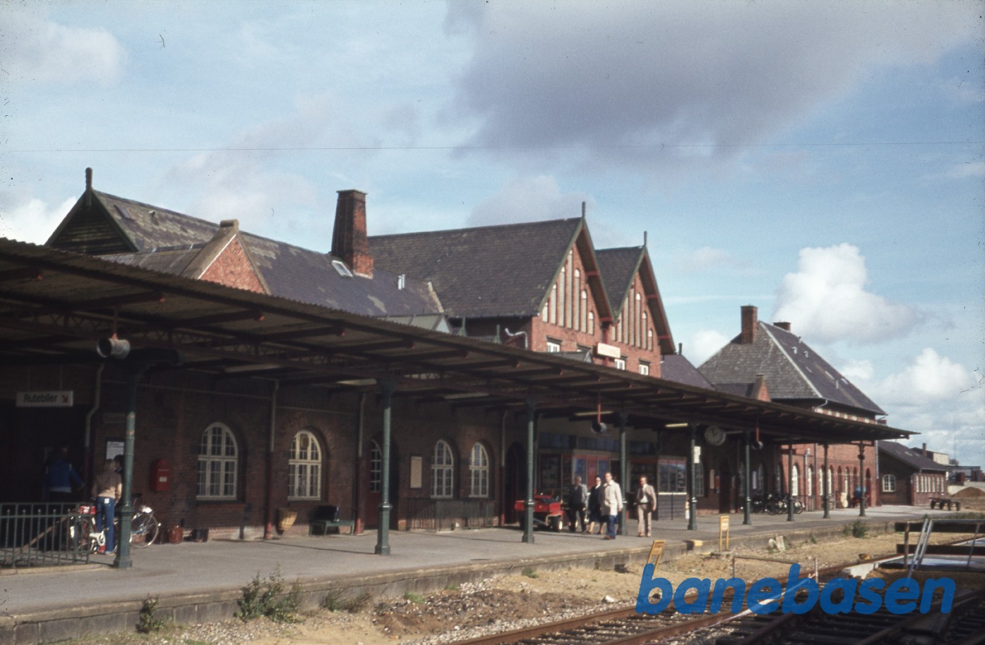 Stationsbygning set fra perronsiden, spor fjernet Stationsbygning set fra perronsiden, spor fjernet