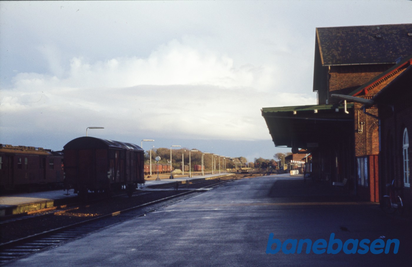 Stationsbygning set fra perronsiden Stationsbygning set fra perronsiden