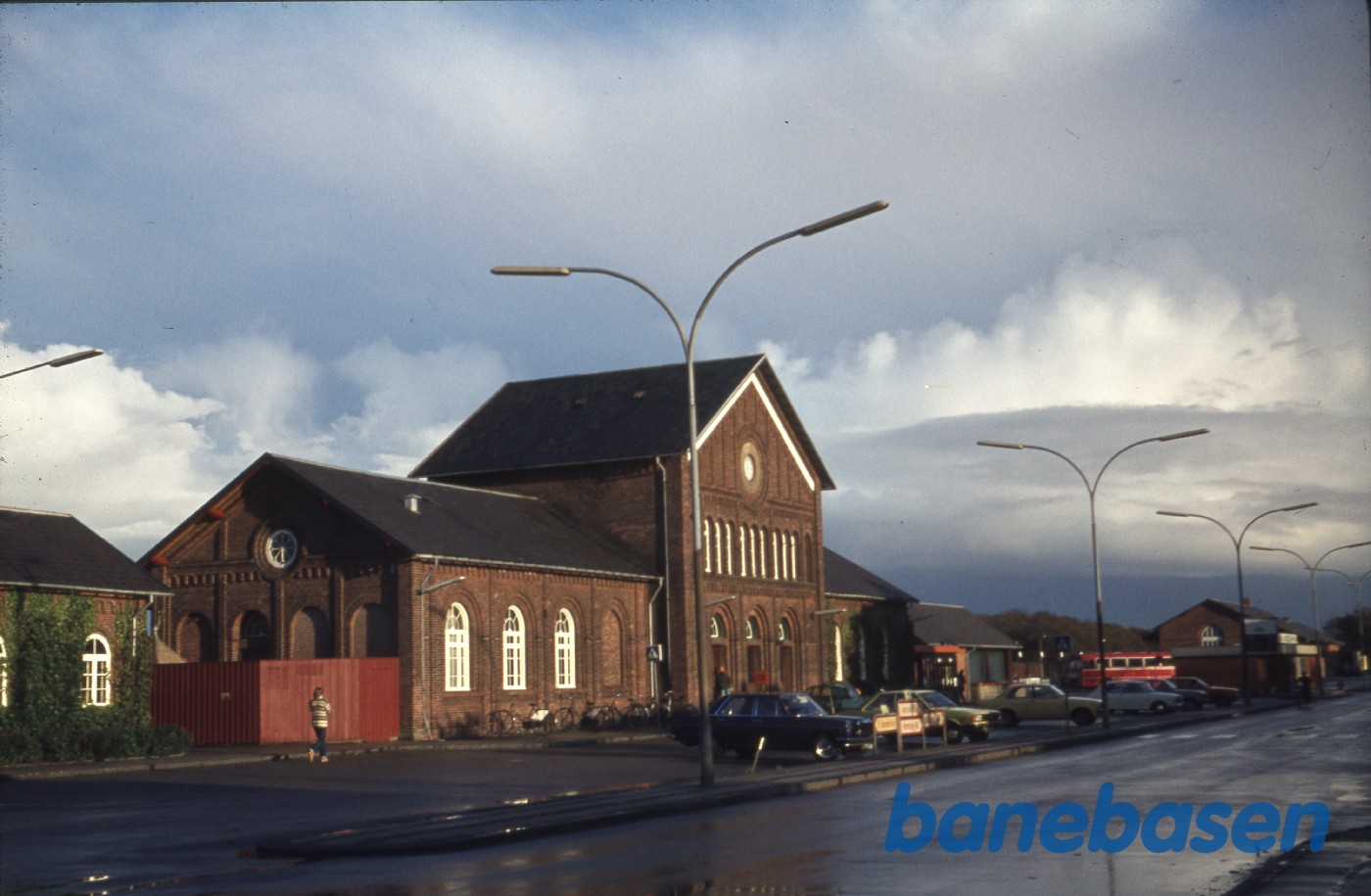 Stationsbygning set fra gade-siden Stationsbygning set fra gade-siden