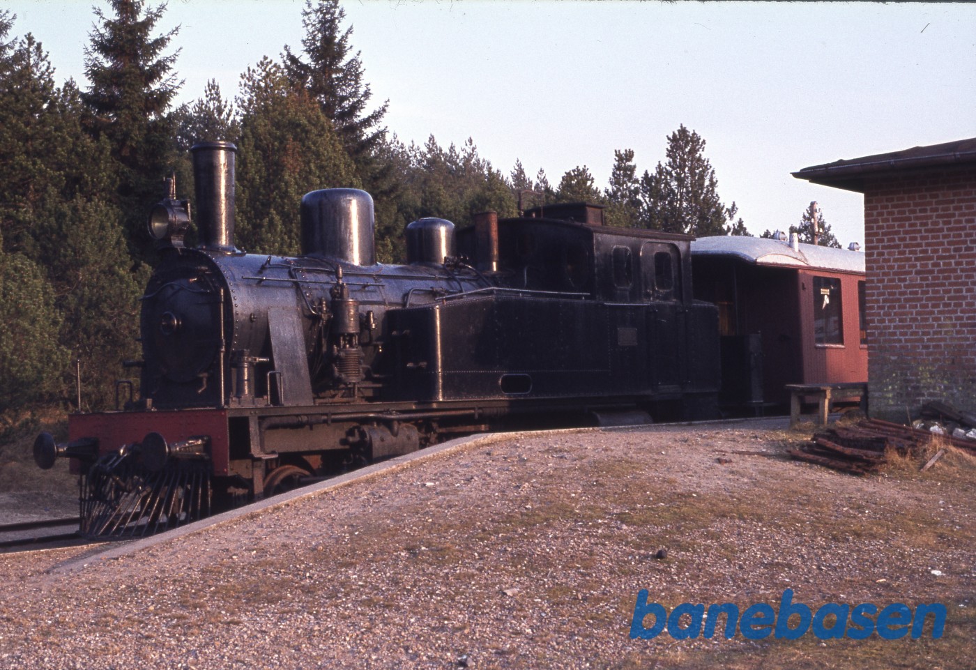 Et af Horsensbanens damplokomotiver på Vrads station Et af Horsensbanens damplokomotiver på Vrads station