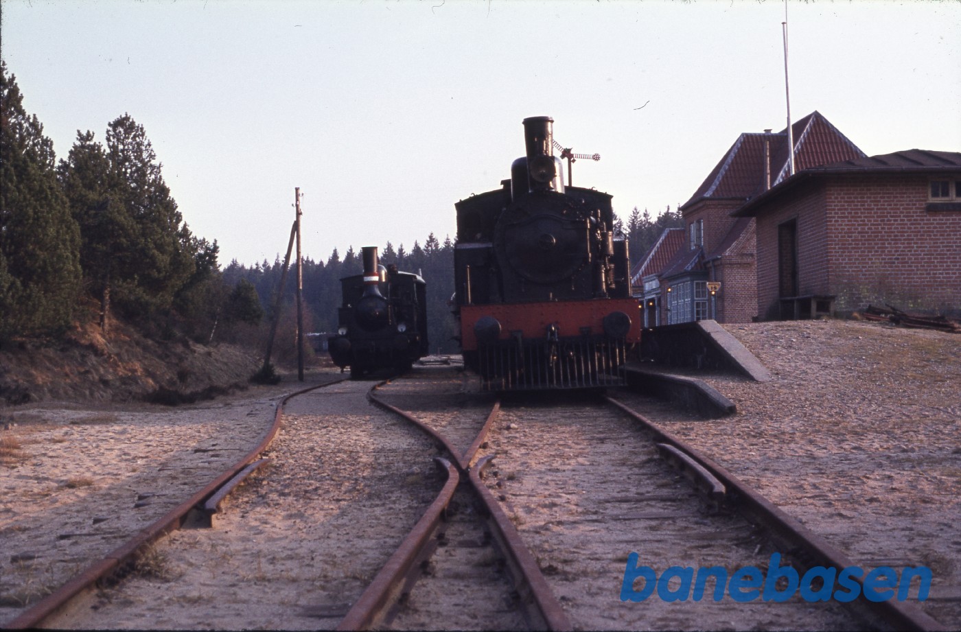 Et af Horsensbanens damplokomotiver på Vrads station Et af Horsensbanens damplokomotiver på Vrads station
