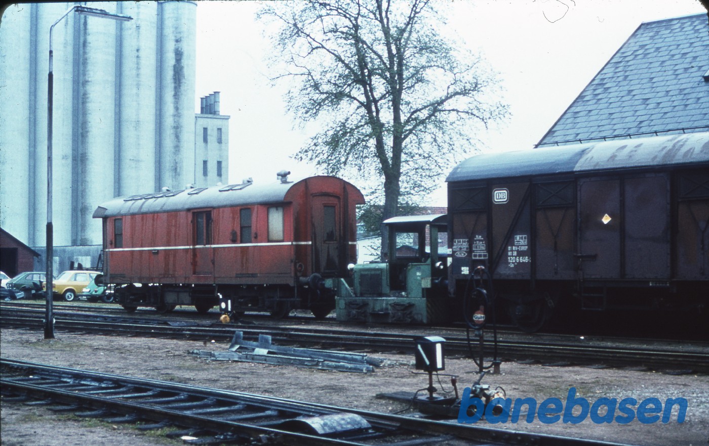 Odder station. Postvogn og D 62 Odder station. Postvogn og D 62