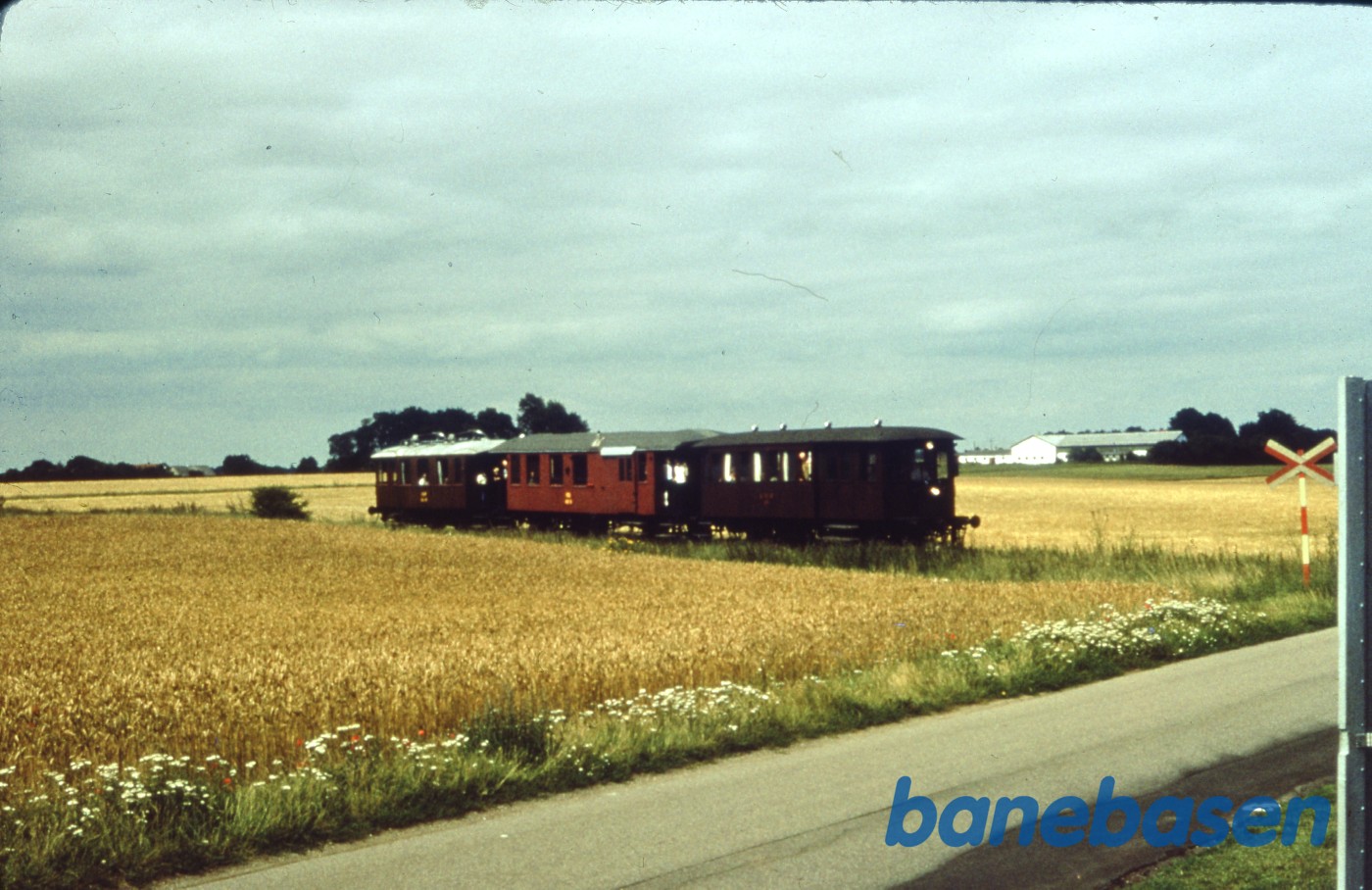 Nær ved Sdr. Bjerre station. Triangeltog Nær ved Sdr. Bjerre station. Triangeltog