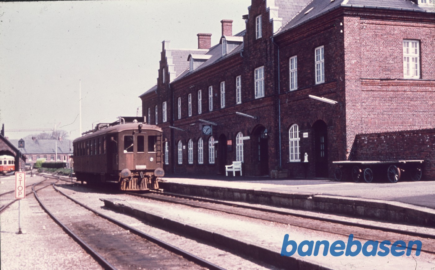 Lemvig stationsbygning med VLTJ M6 Lemvig stationsbygning med VLTJ M6