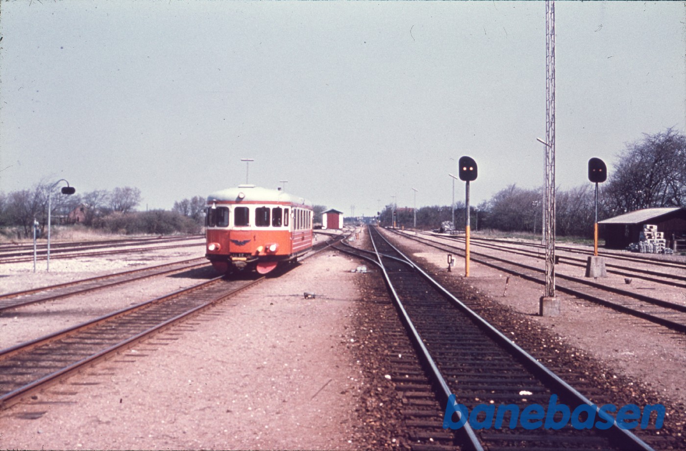 Vemb station med svensk skinnebus Vemb station med svensk skinnebus