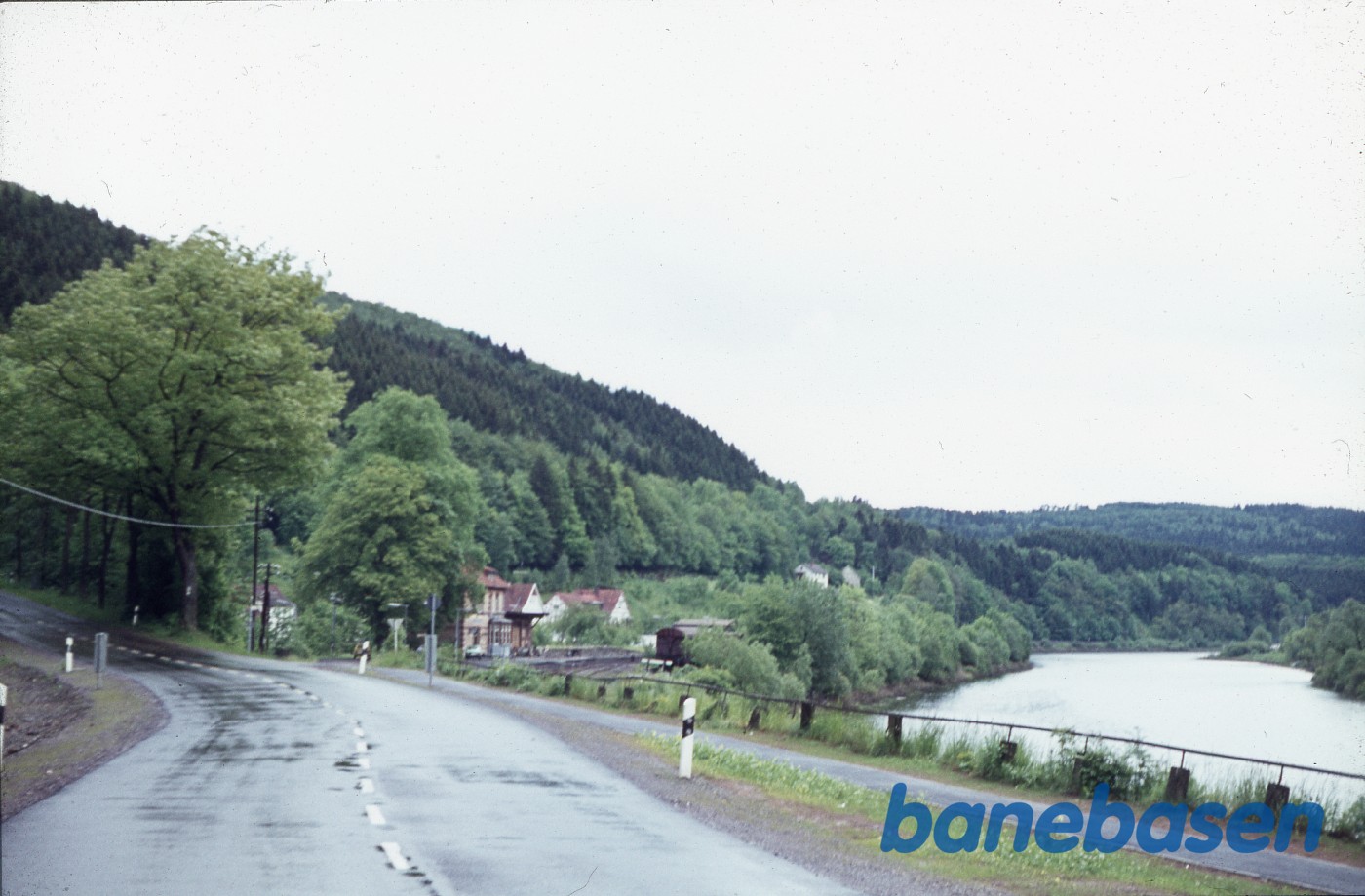 Vej og flod med jernbanestation i baggrunden Vej og flod med jernbanestation i baggrunden