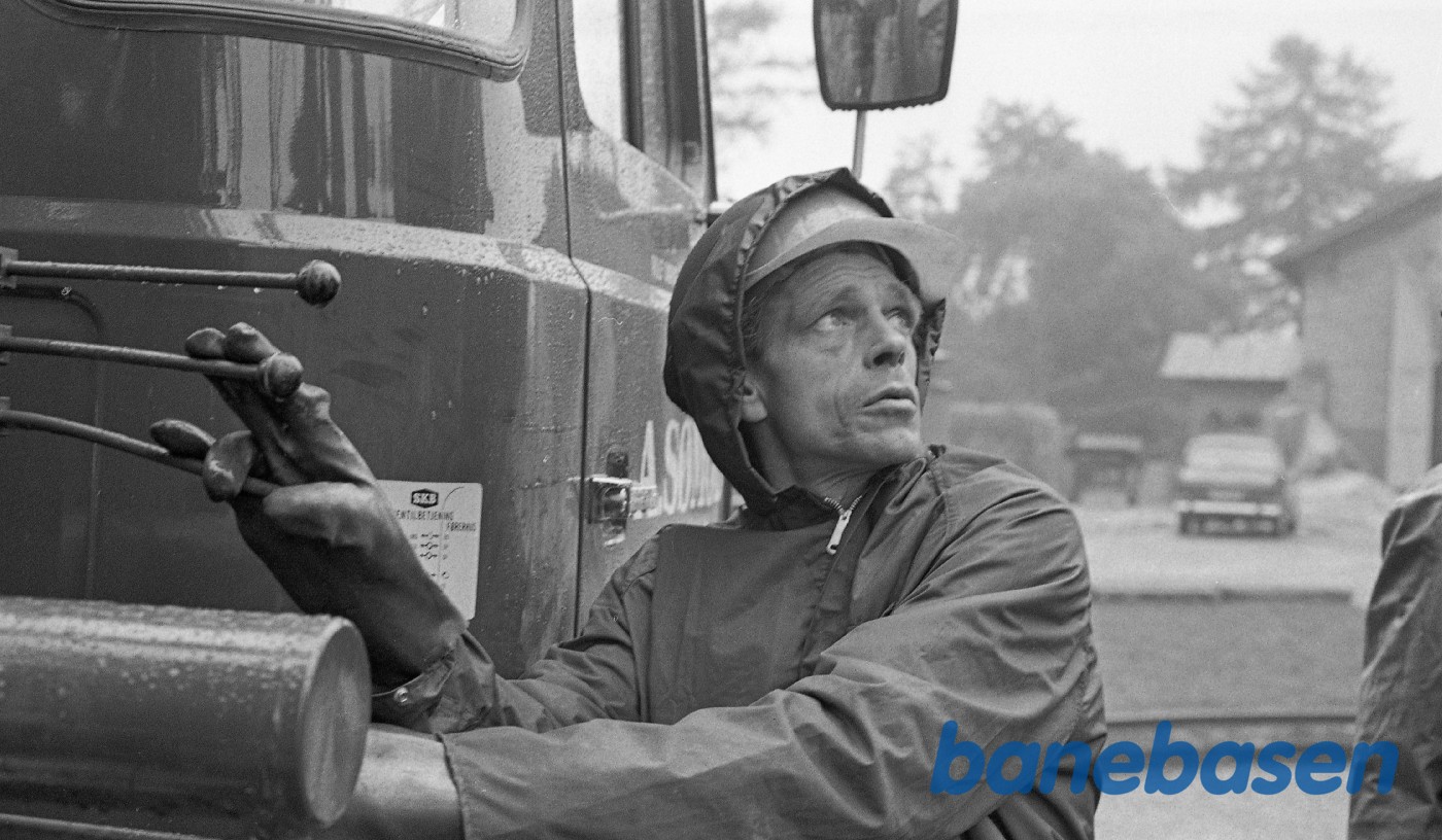 Kedel til OKMJ 14 løftes på undervognen Kedel til OKMJ 14 løftes på undervognen