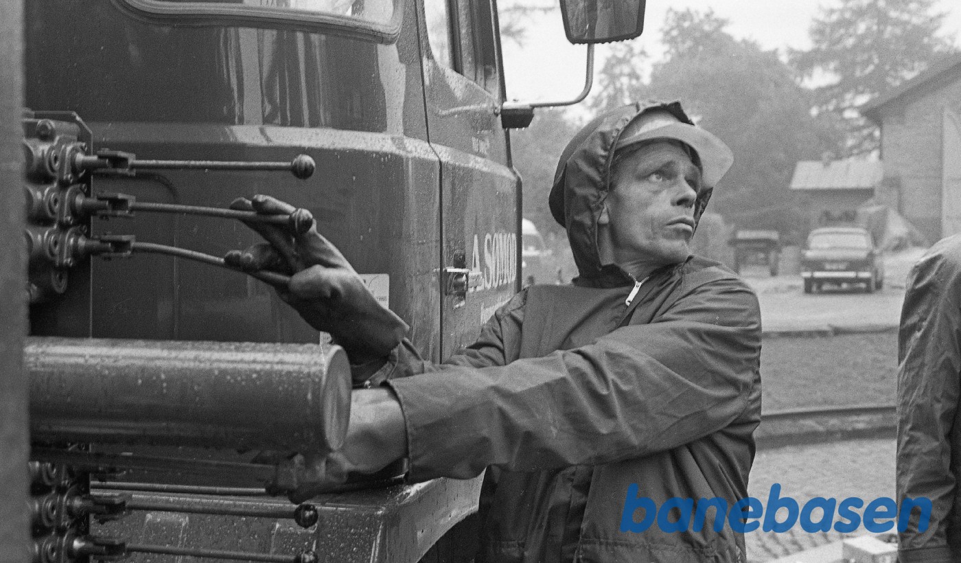 Kedel til OKMJ 14 løftes på undervognen Kedel til OKMJ 14 løftes på undervognen