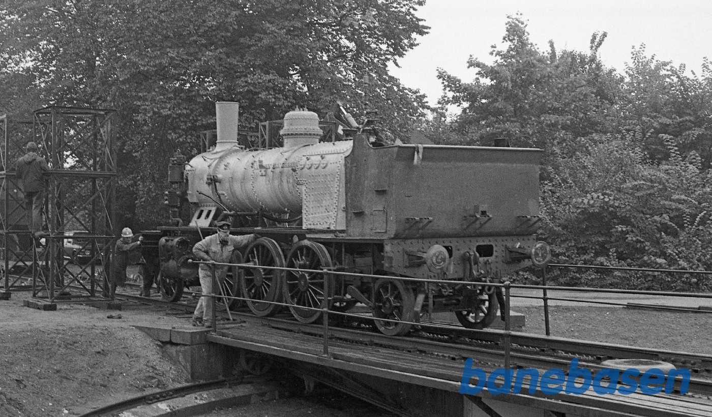 Kedel til OKMJ 14 løftes på undervognen Kedel til OKMJ 14 løftes på undervognen