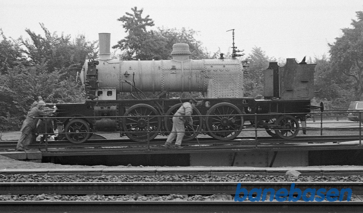 Kedel til OKMJ 14 løftes på undervognen Kedel til OKMJ 14 løftes på undervognen