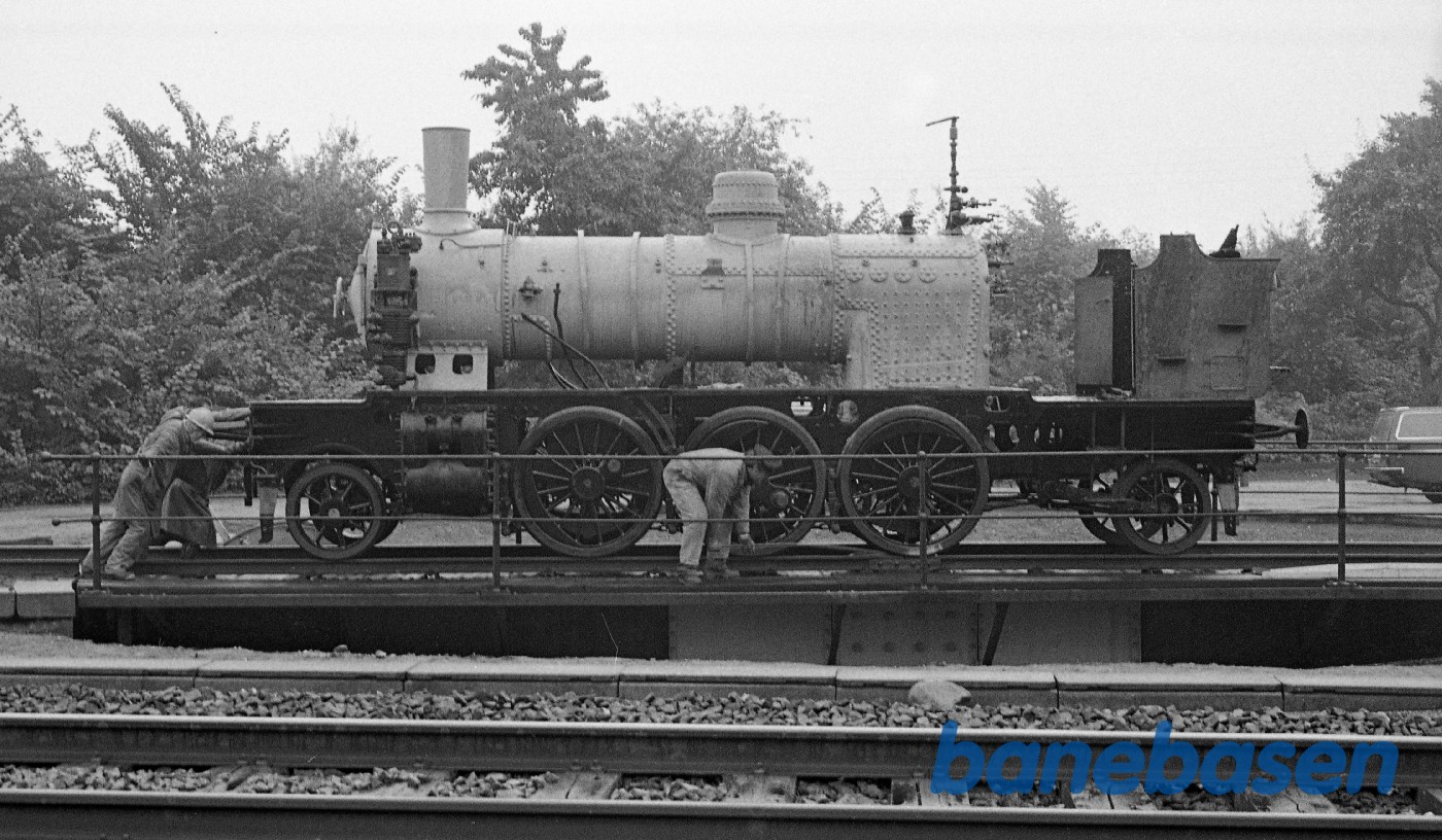 Kedel til OKMJ 14 løftes på undervognen Kedel til OKMJ 14 løftes på undervognen