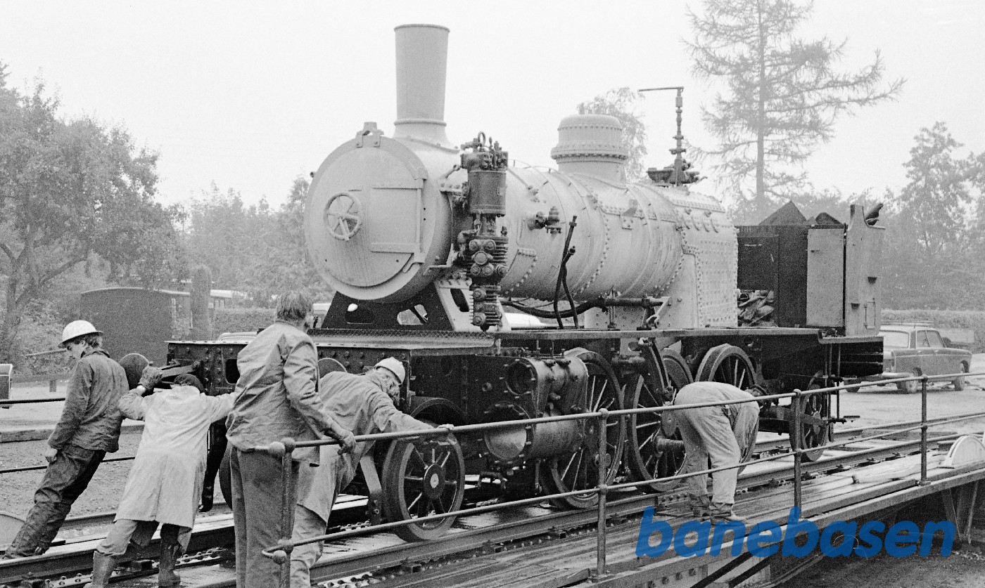 Kedel til OKMJ 14 løftes på undervognen Kedel til OKMJ 14 løftes på undervognen