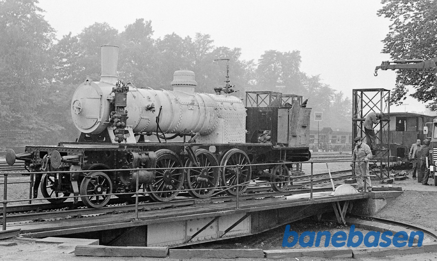 Kedel til OKMJ 14 løftes på undervognen Kedel til OKMJ 14 løftes på undervognen