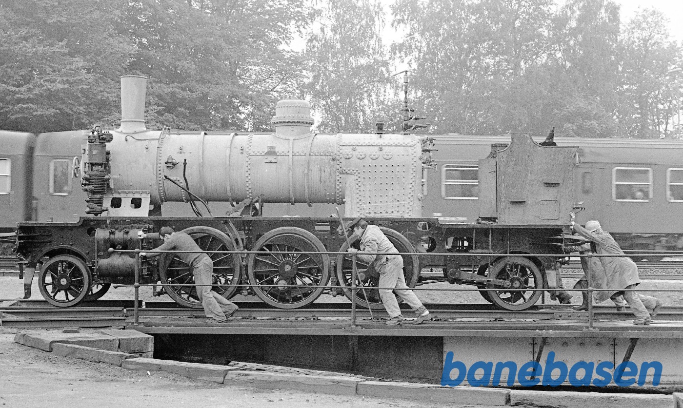 Kedel til OKMJ 14 løftes på undervognen Kedel til OKMJ 14 løftes på undervognen
