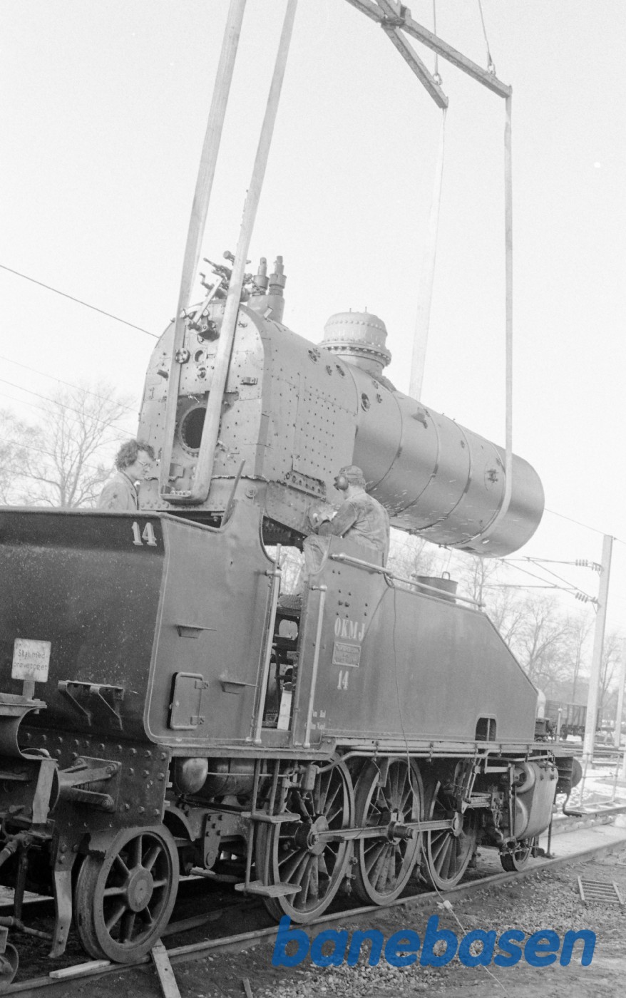 Kedel til OKMJ 14 løftes på undervognen Kedel til OKMJ 14 løftes på undervognen