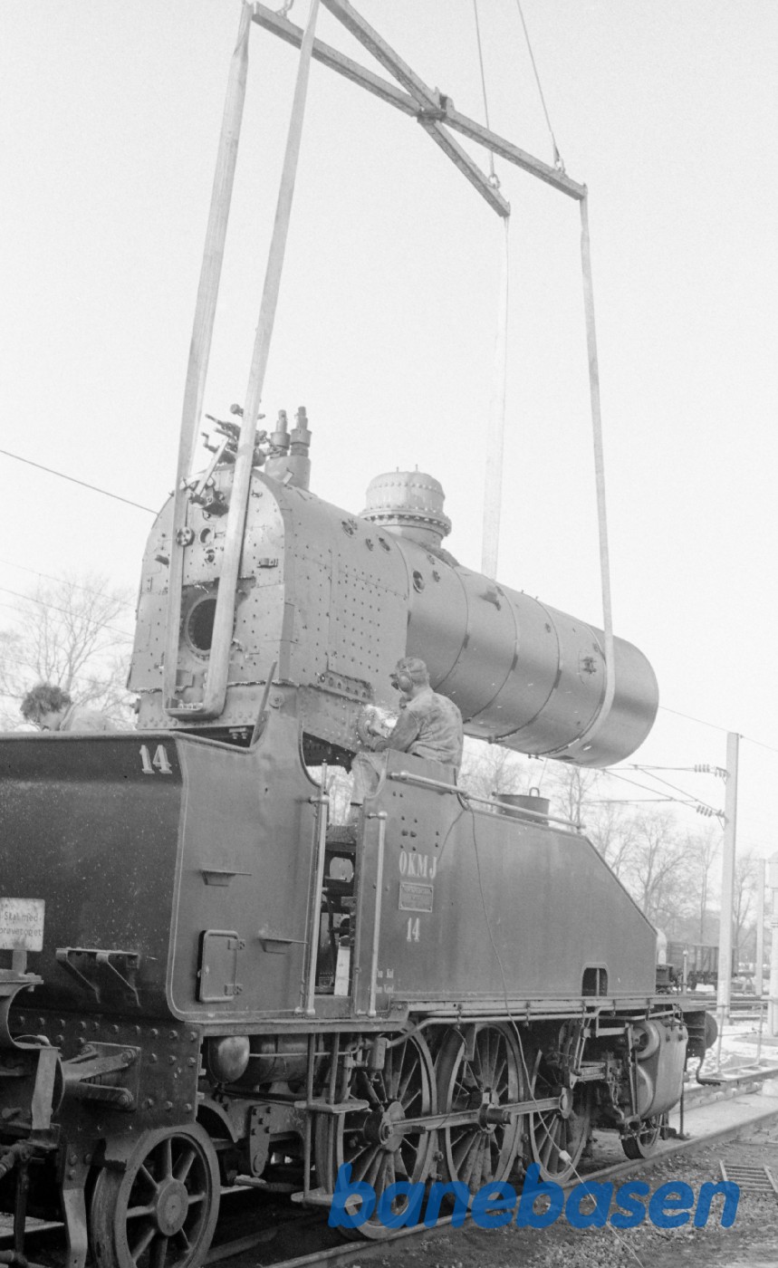 Kedel til OKMJ 14 løftes på undervognen Kedel til OKMJ 14 løftes på undervognen