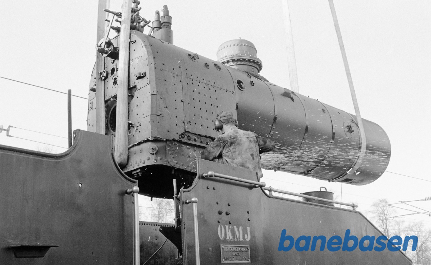 Kedel til OKMJ 14 løftes på undervognen Kedel til OKMJ 14 løftes på undervognen