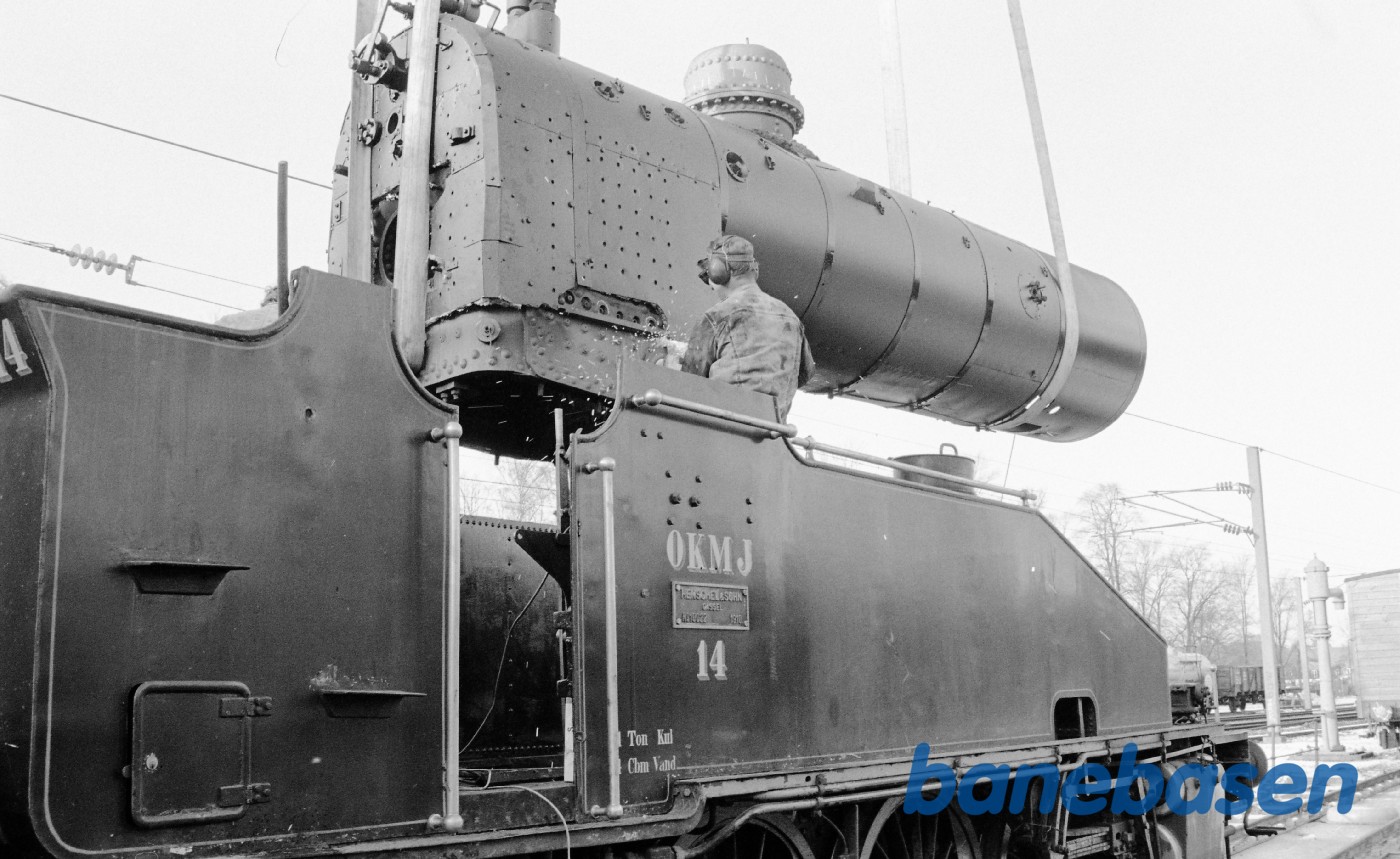 Kedel til OKMJ 14 løftes på undervognen Kedel til OKMJ 14 løftes på undervognen