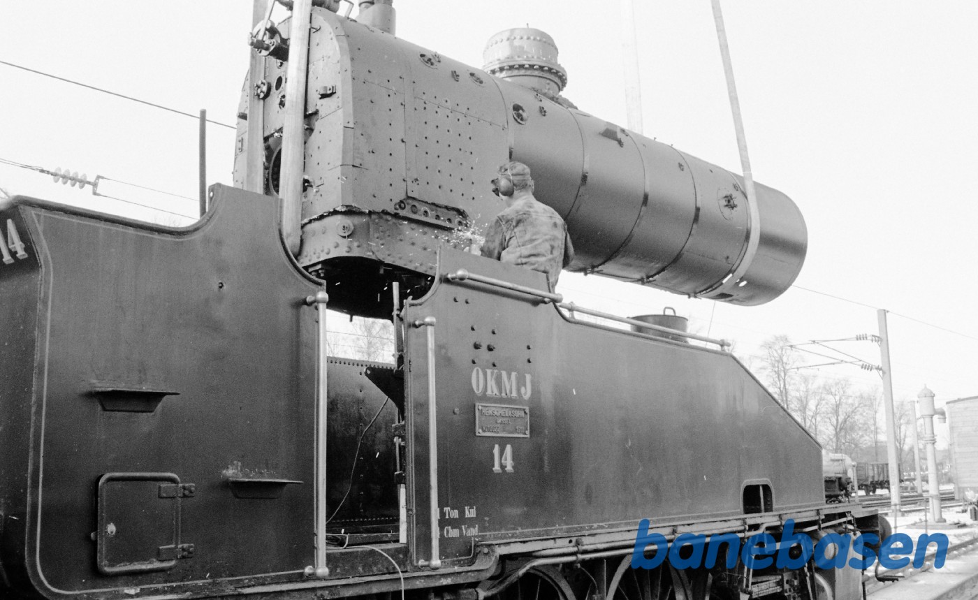 Kedel til OKMJ 14 løftes på undervognen Kedel til OKMJ 14 løftes på undervognen