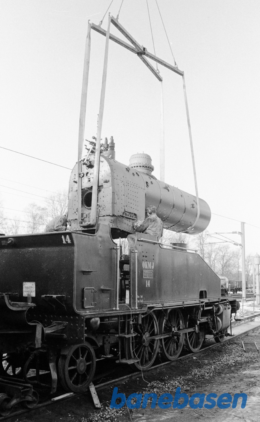 Kedel til OKMJ 14 løftes på undervognen Kedel til OKMJ 14 løftes på undervognen