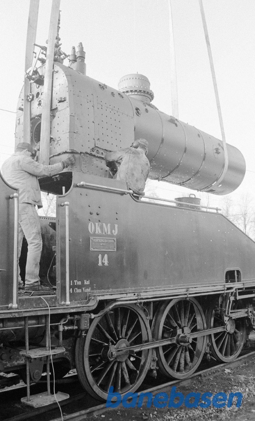 Kedel til OKMJ 14 løftes på undervognen Kedel til OKMJ 14 løftes på undervognen