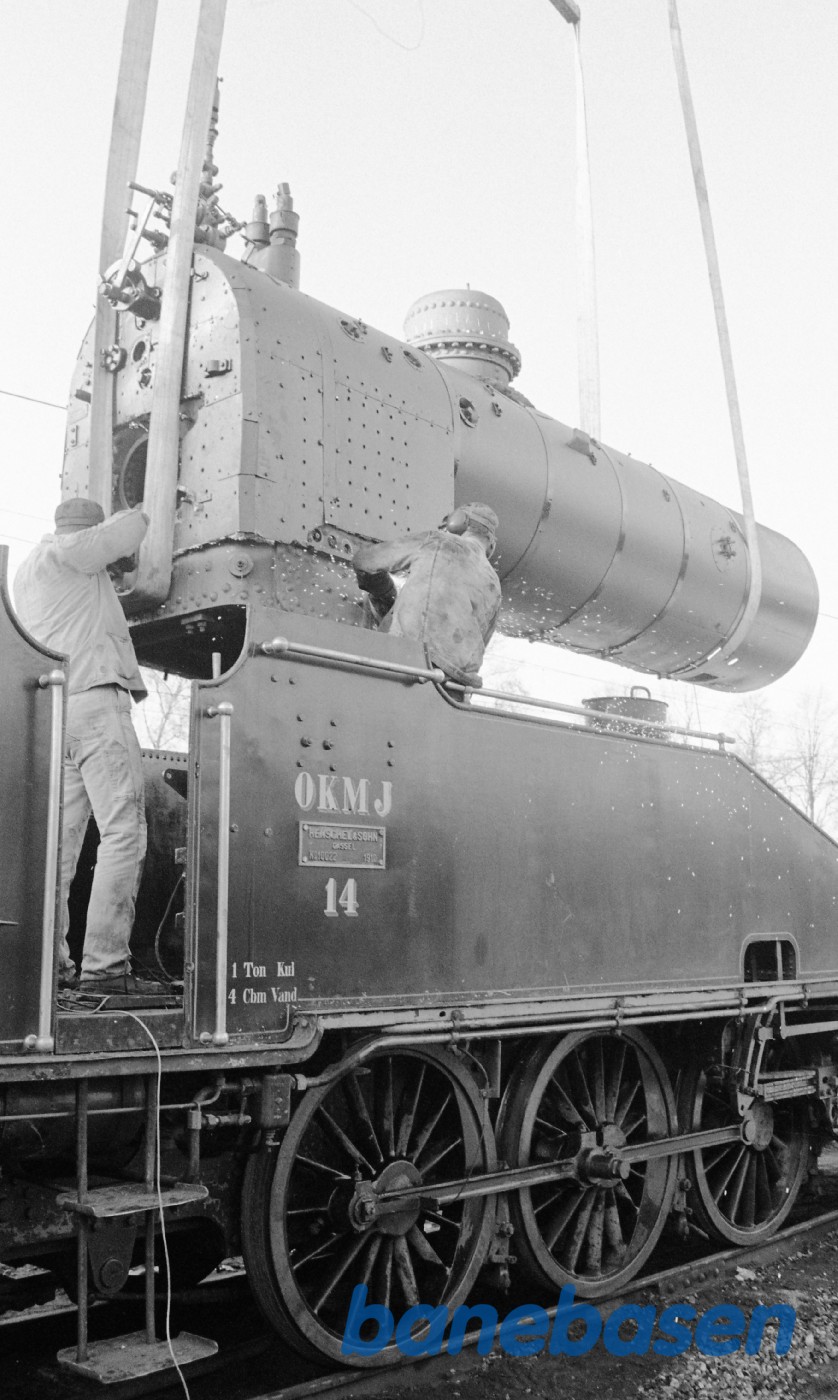 Kedel til OKMJ 14 løftes på undervognen Kedel til OKMJ 14 løftes på undervognen