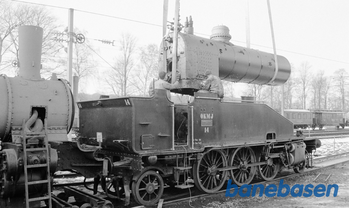 Kedel til OKMJ 14 løftes på undervognen Kedel til OKMJ 14 løftes på undervognen