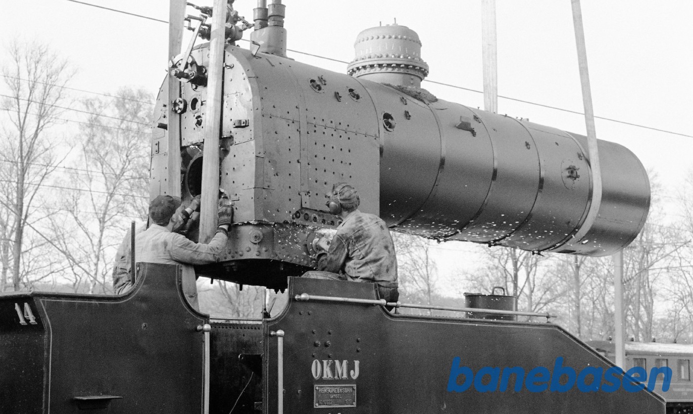 Kedel til OKMJ 14 løftes på undervognen Kedel til OKMJ 14 løftes på undervognen