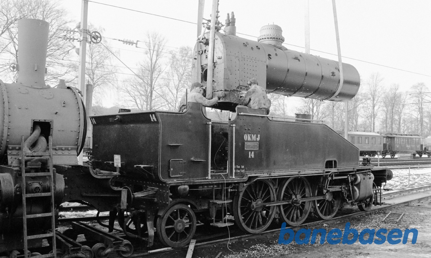 Kedel til OKMJ 14 løftes på undervognen Kedel til OKMJ 14 løftes på undervognen
