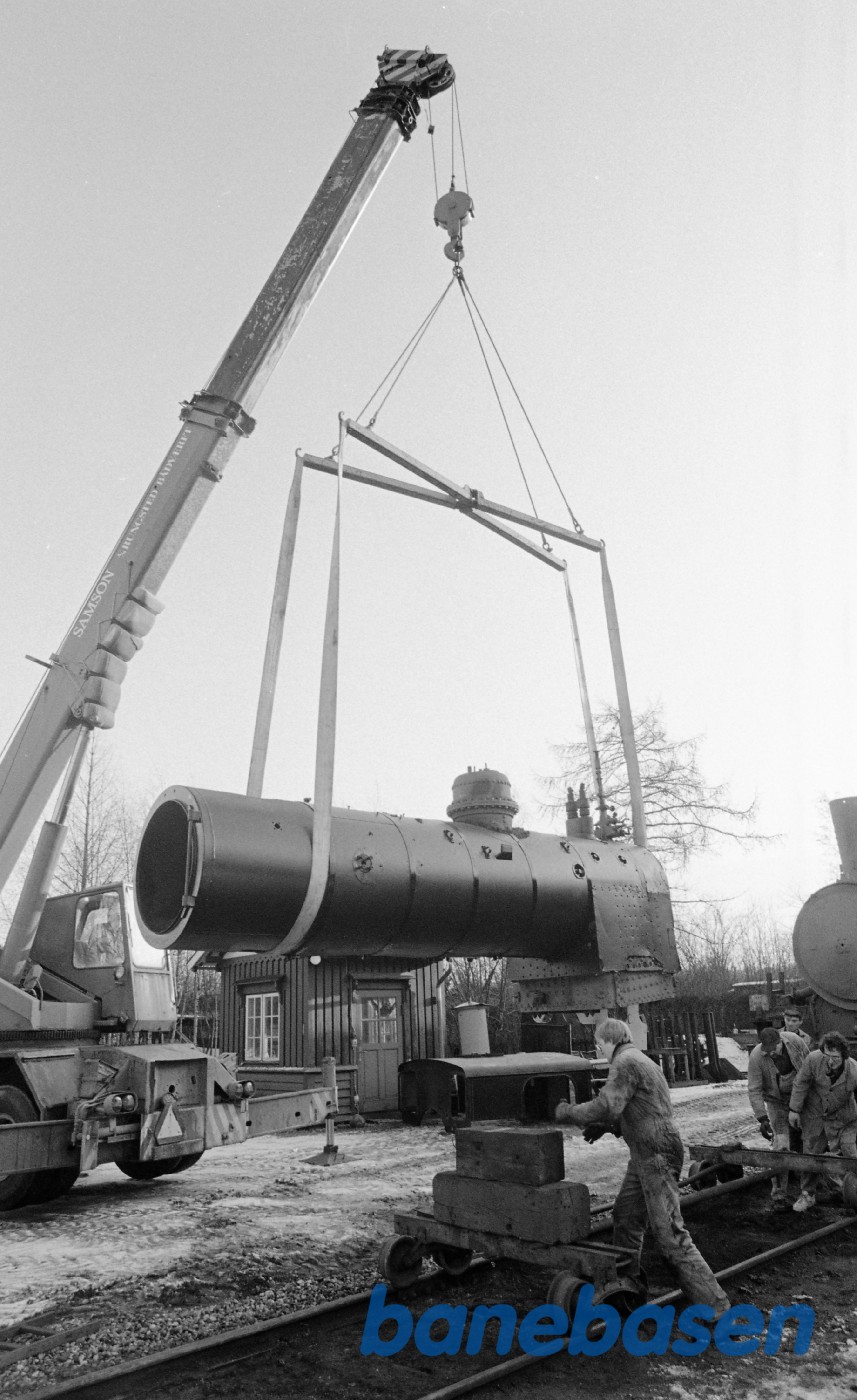 Kedel til OKMJ 14 løftes på undervognen Kedel til OKMJ 14 løftes på undervognen