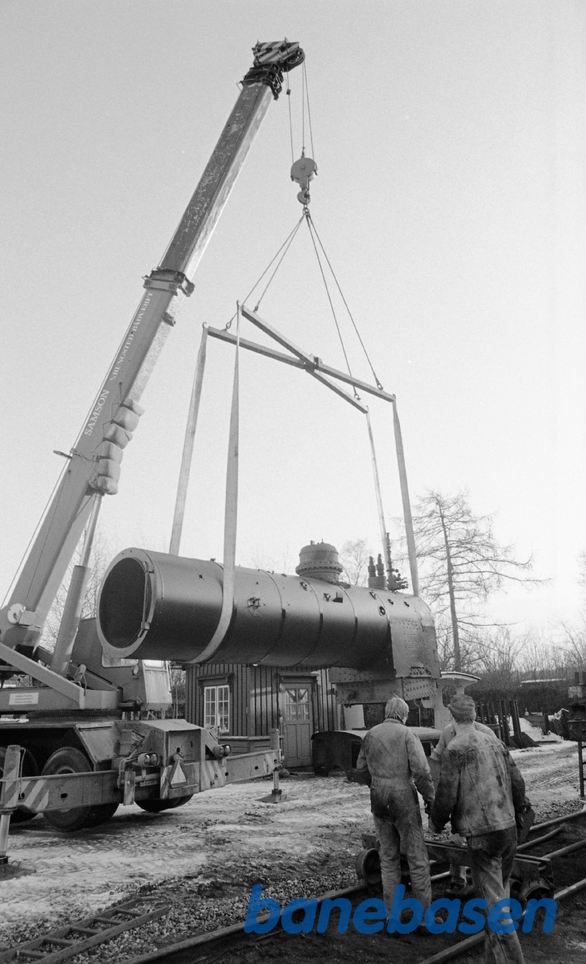 Kedel til OKMJ 14 løftes på undervognen Kedel til OKMJ 14 løftes på undervognen