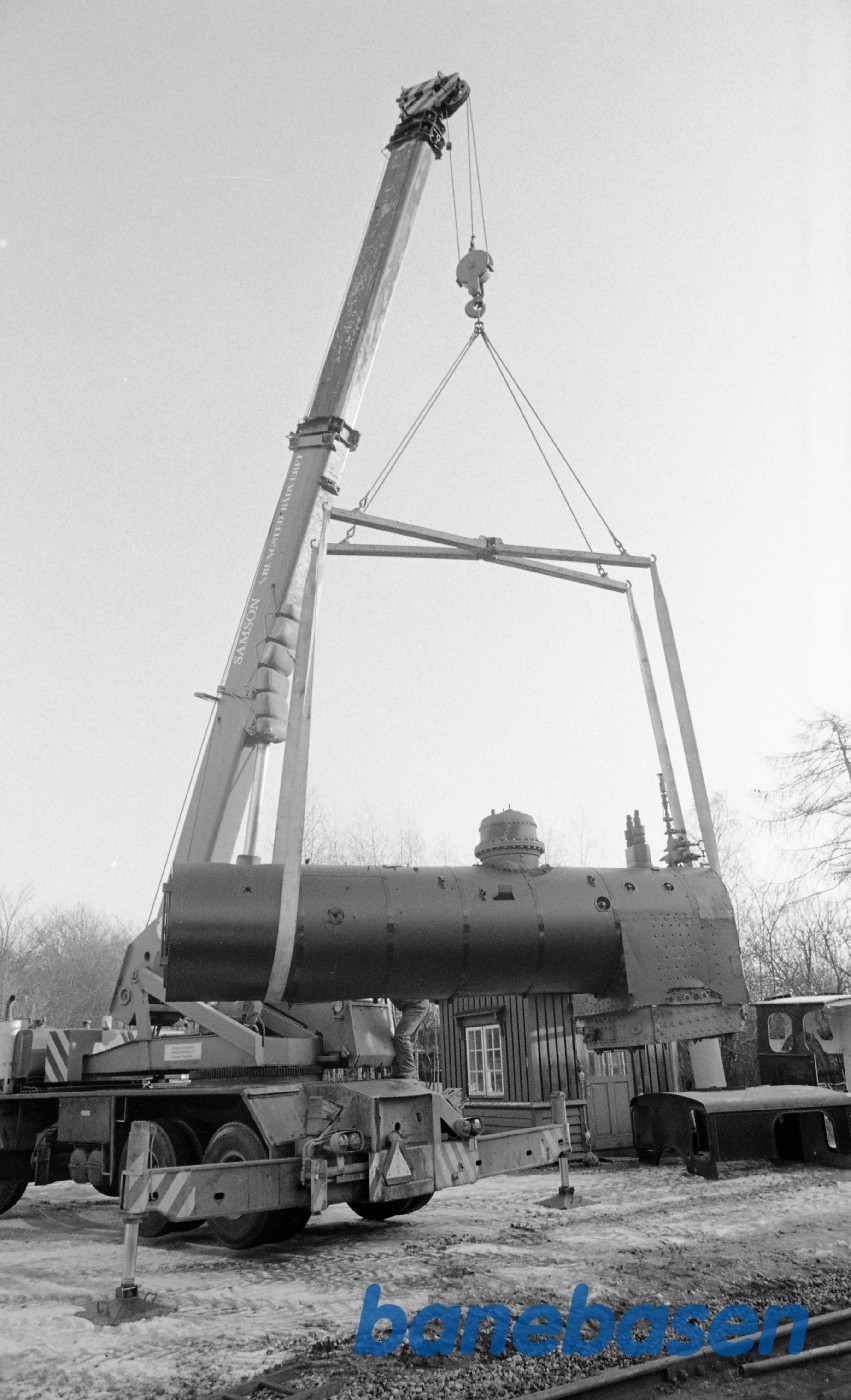 Kedel til OKMJ 14 løftes på undervognen Kedel til OKMJ 14 løftes på undervognen