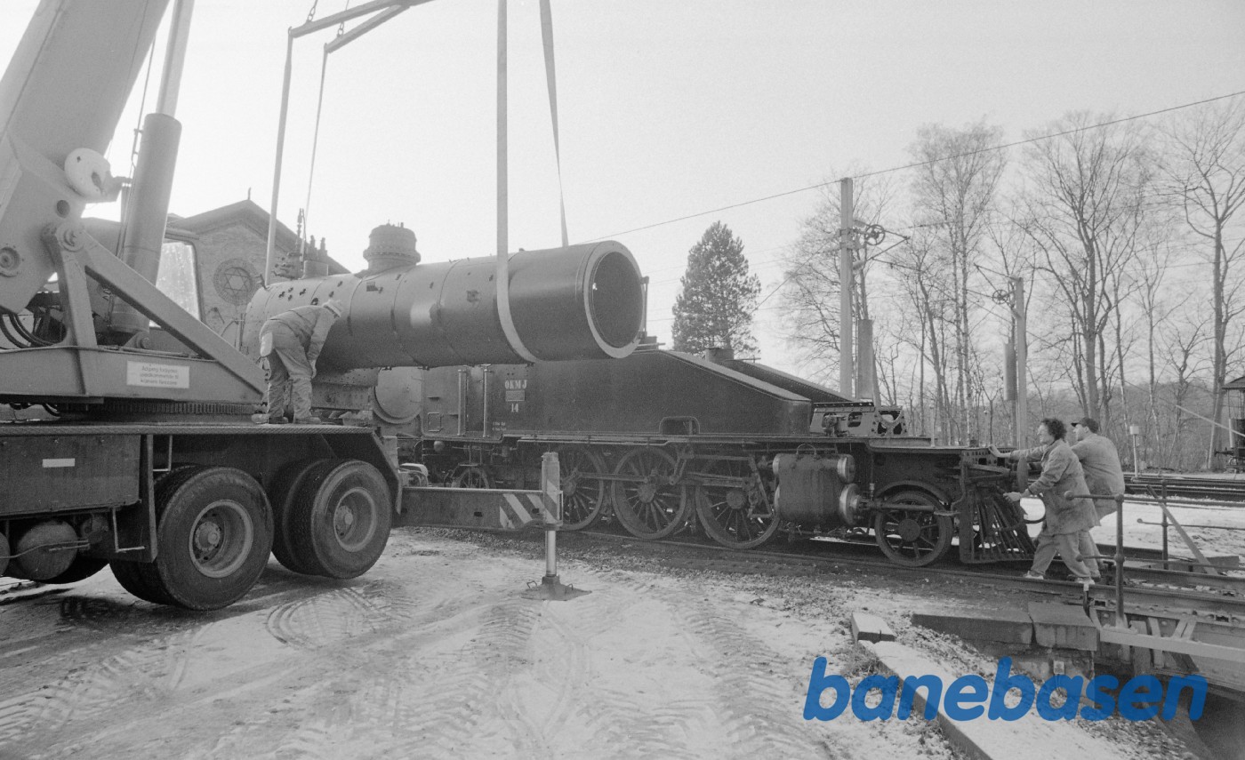 Kedel til OKMJ 14 løftes på undervognen Kedel til OKMJ 14 løftes på undervognen