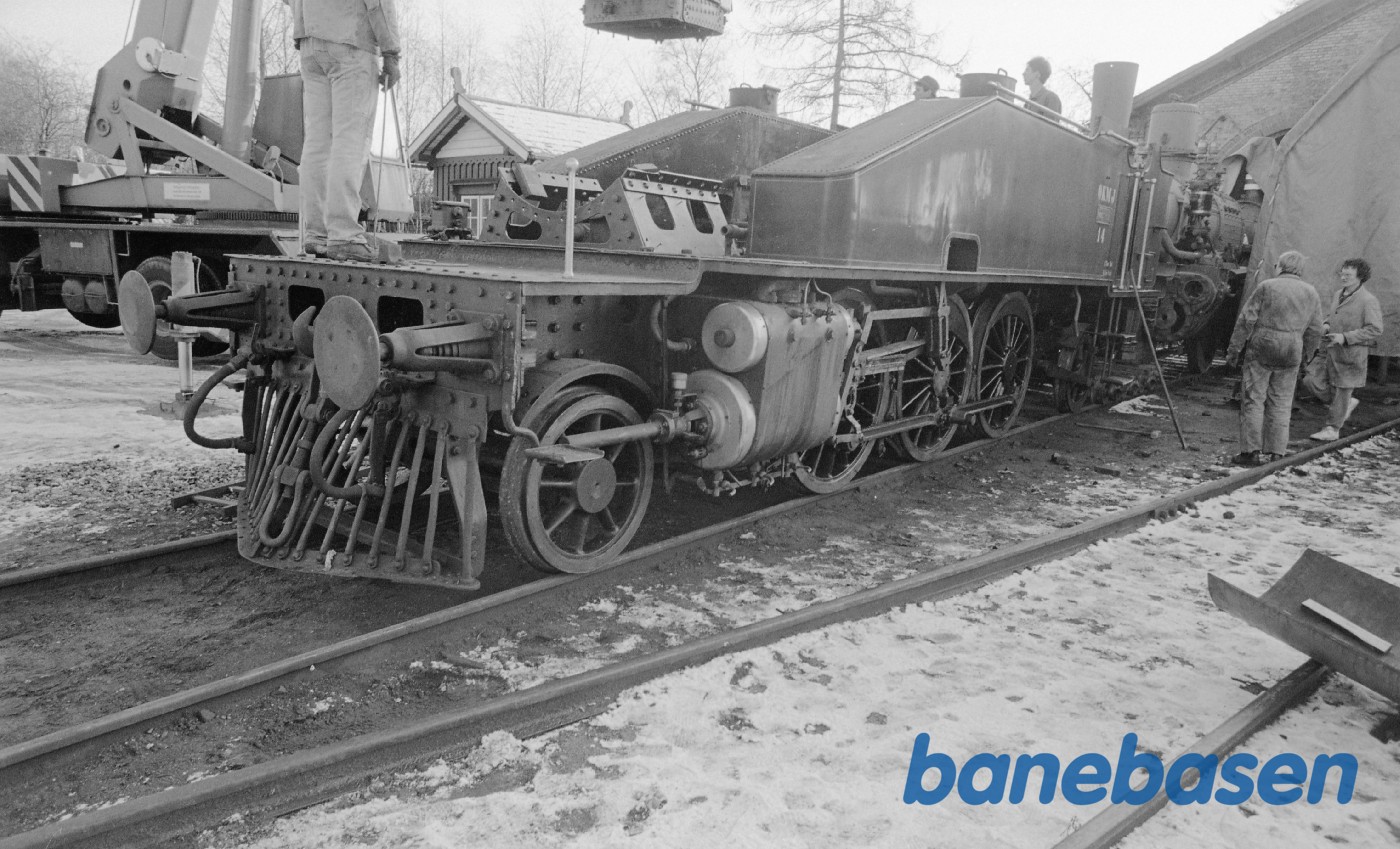 Kedel til OKMJ 14 løftes på undervognen Kedel til OKMJ 14 løftes på undervognen