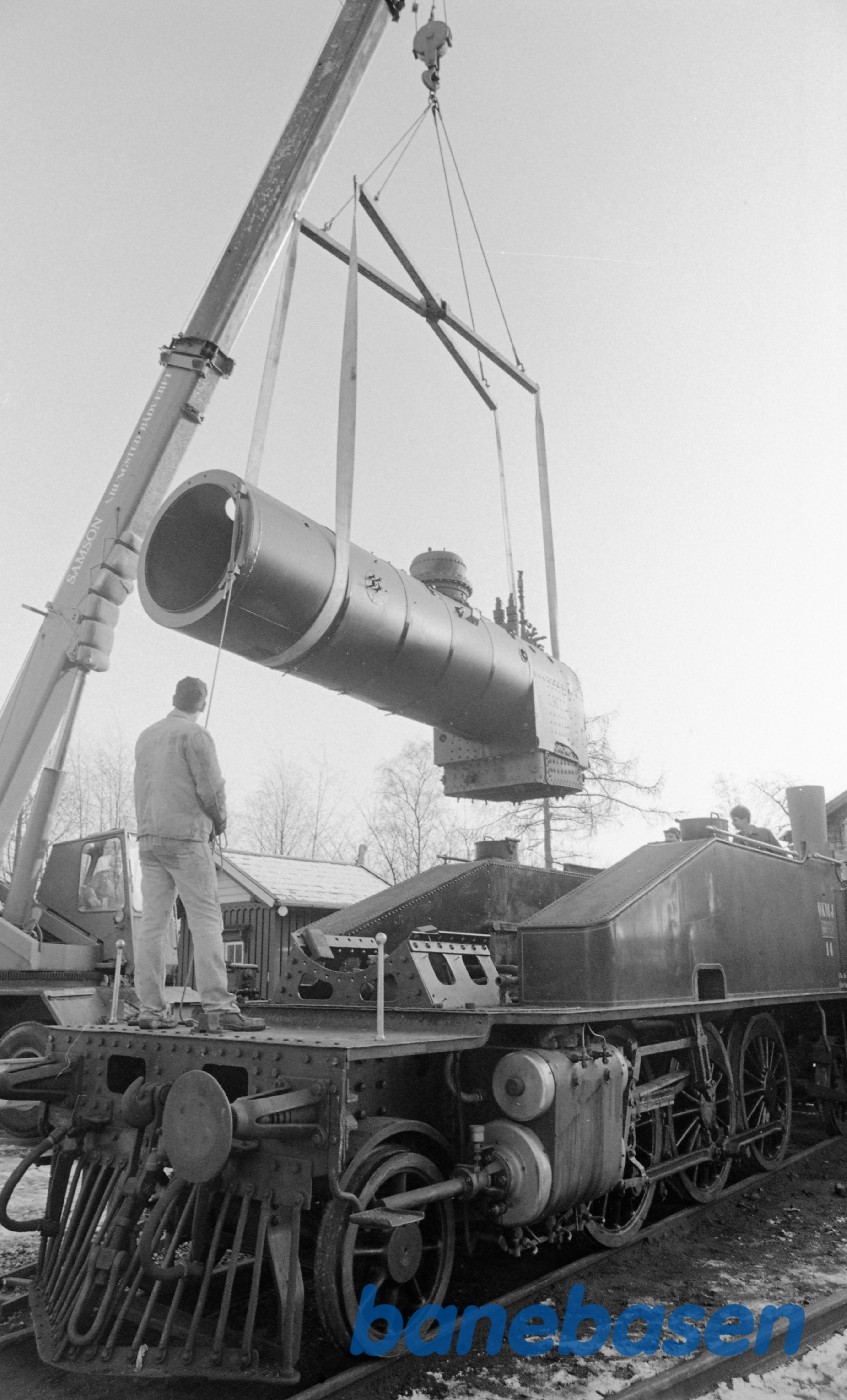 Kedel til OKMJ 14 løftes på undervognen Kedel til OKMJ 14 løftes på undervognen