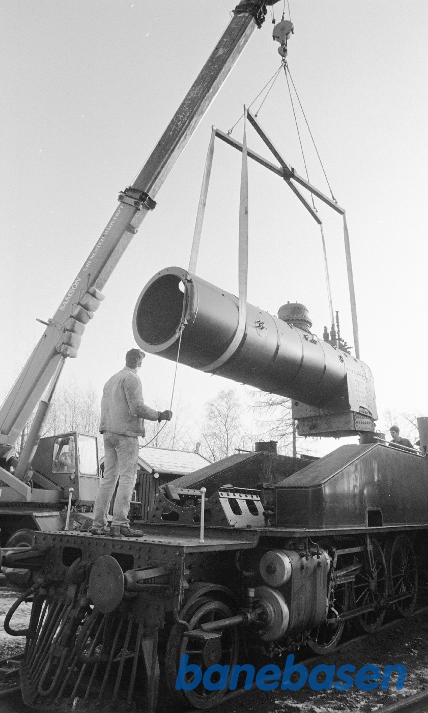 Kedel til OKMJ 14 løftes på undervognen Kedel til OKMJ 14 løftes på undervognen