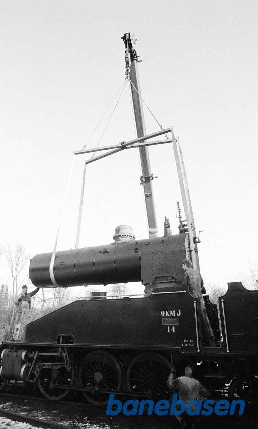 Kedel til OKMJ 14 løftes på undervognen Kedel til OKMJ 14 løftes på undervognen