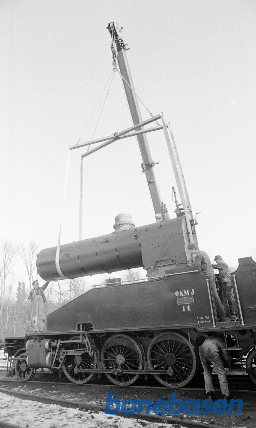 Kedel til OKMJ 14 løftes på undervognen Kedel til OKMJ 14 løftes på undervognen