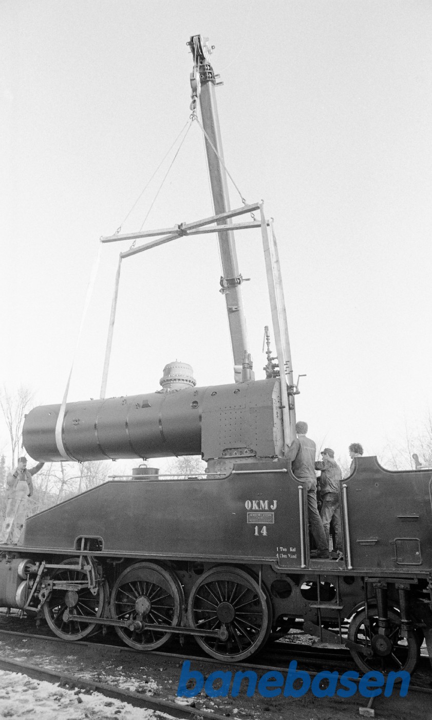 Kedel til OKMJ 14 løftes på undervognen Kedel til OKMJ 14 løftes på undervognen
