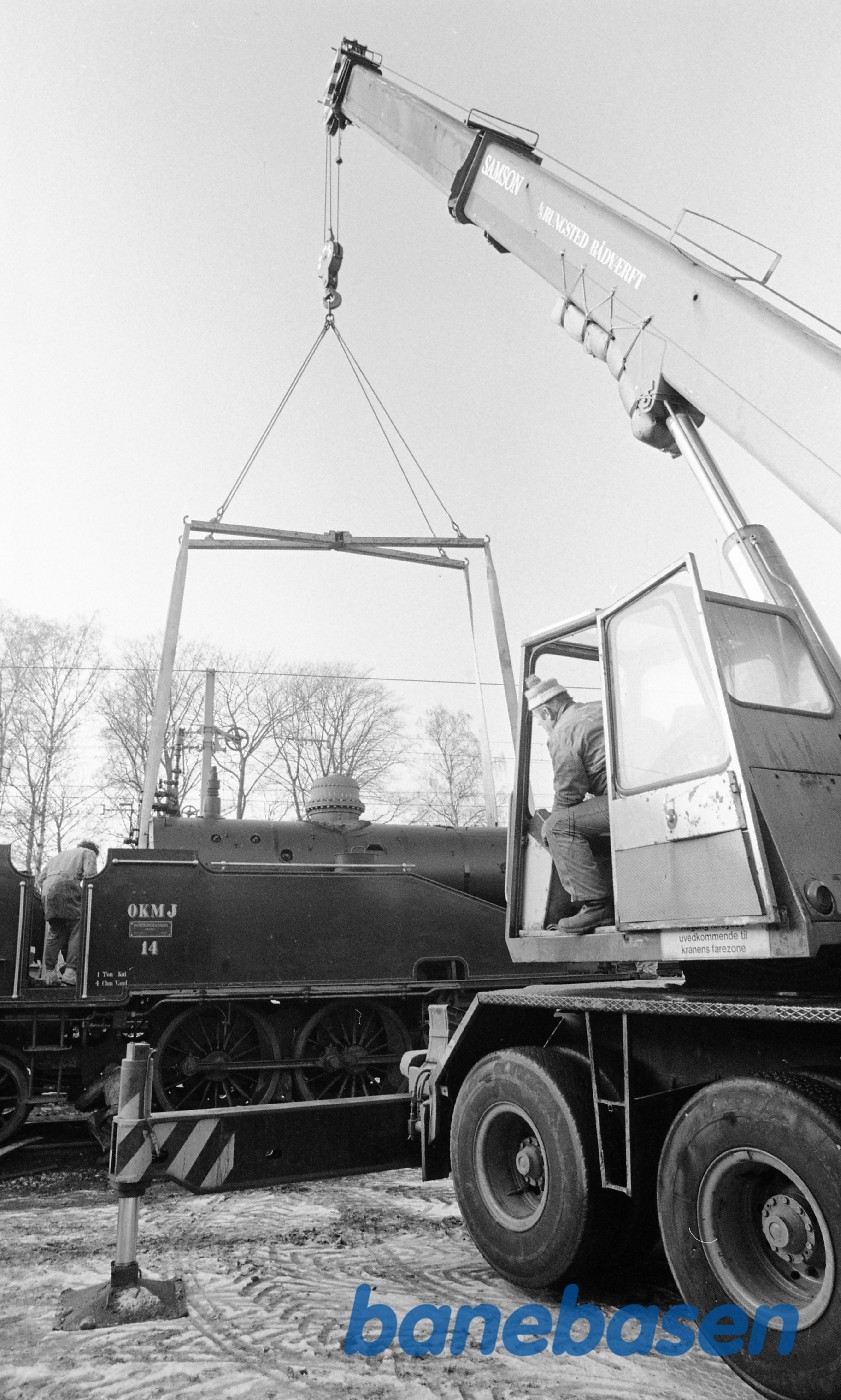 Kedel til OKMJ 14 løftes på undervognen Kedel til OKMJ 14 løftes på undervognen