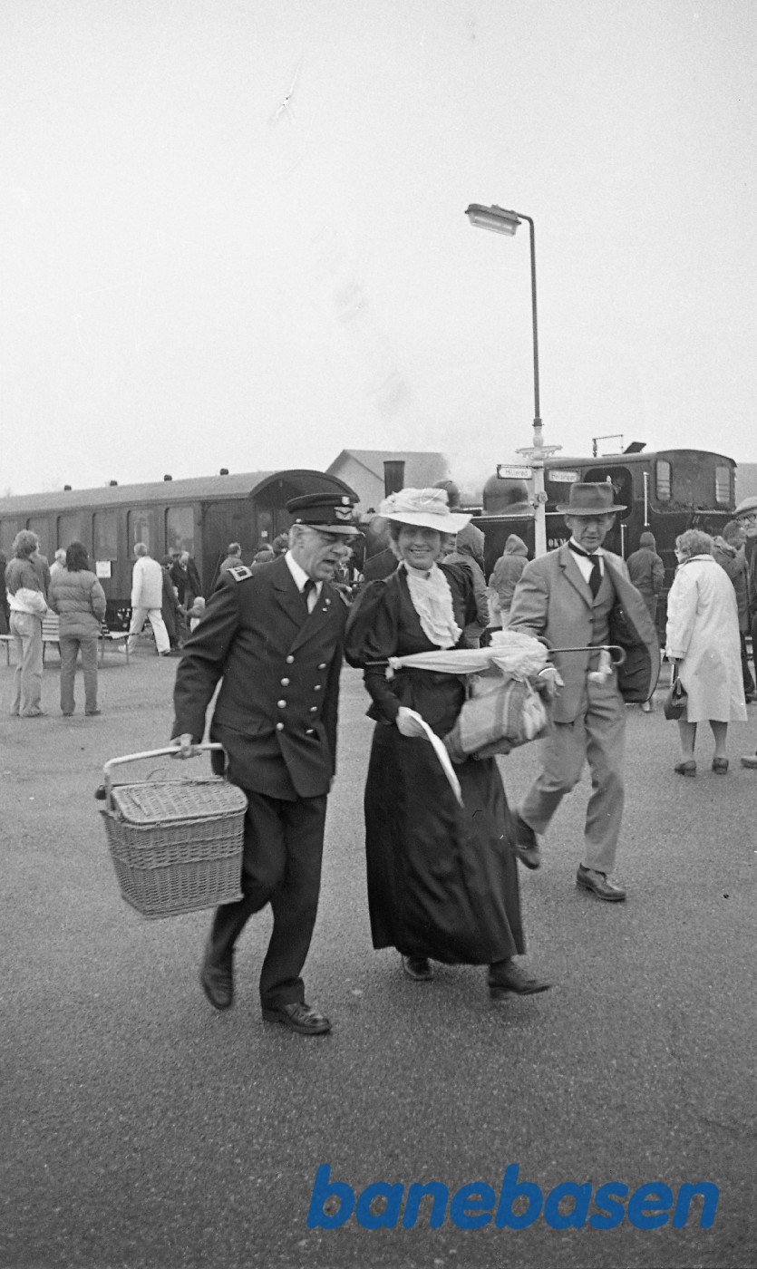 Passagerer på Gilleleje station. Andreas Aamand med kurv Passagerer på Gilleleje station. Andreas Aamand med kurv