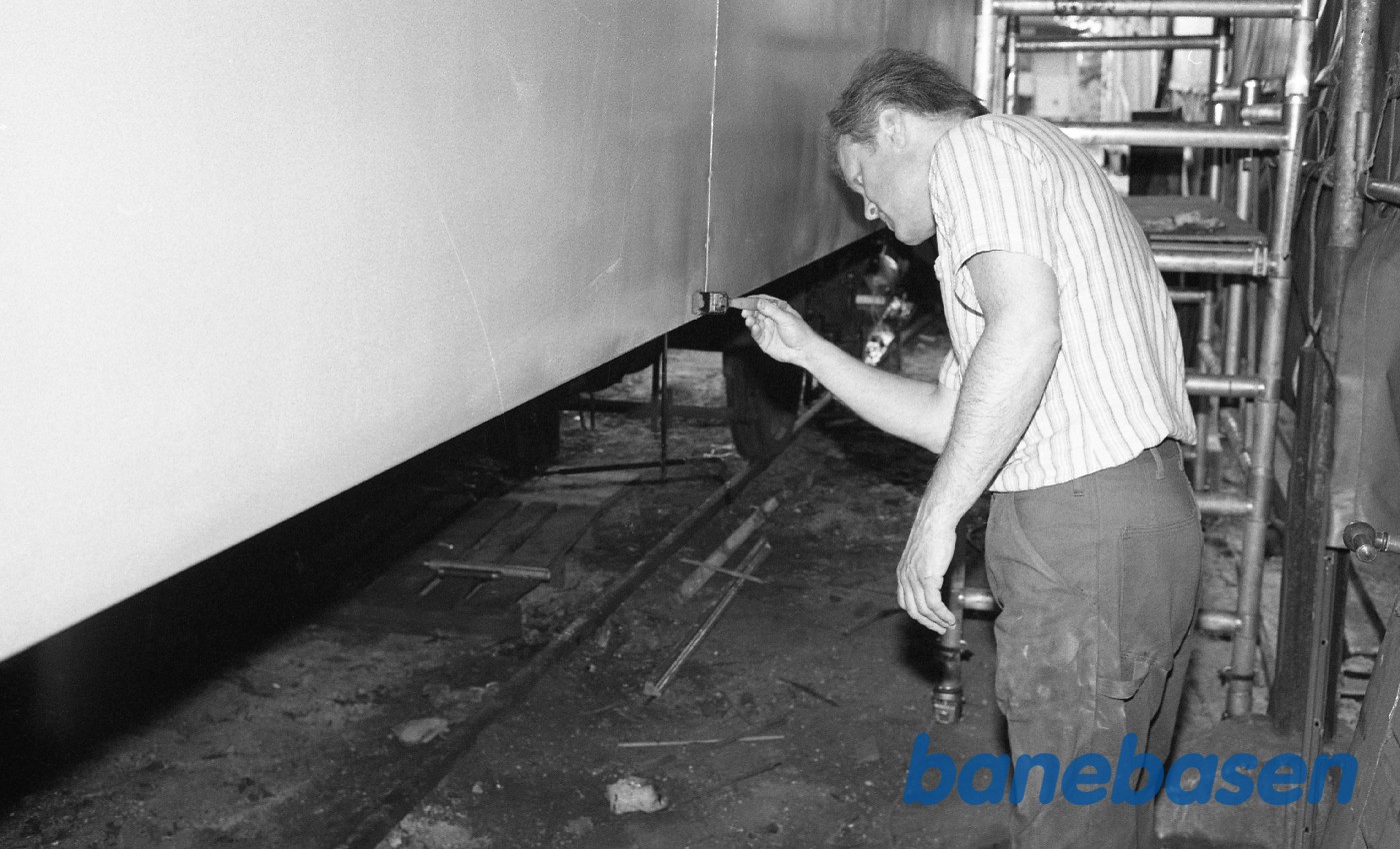 Jørn Larsen maler på undervogn Jørn Larsen maler på undervogn