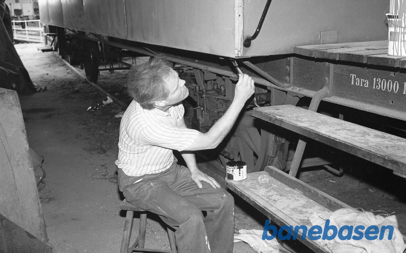 Jørn Larsen maler på undervogn Jørn Larsen maler på undervogn