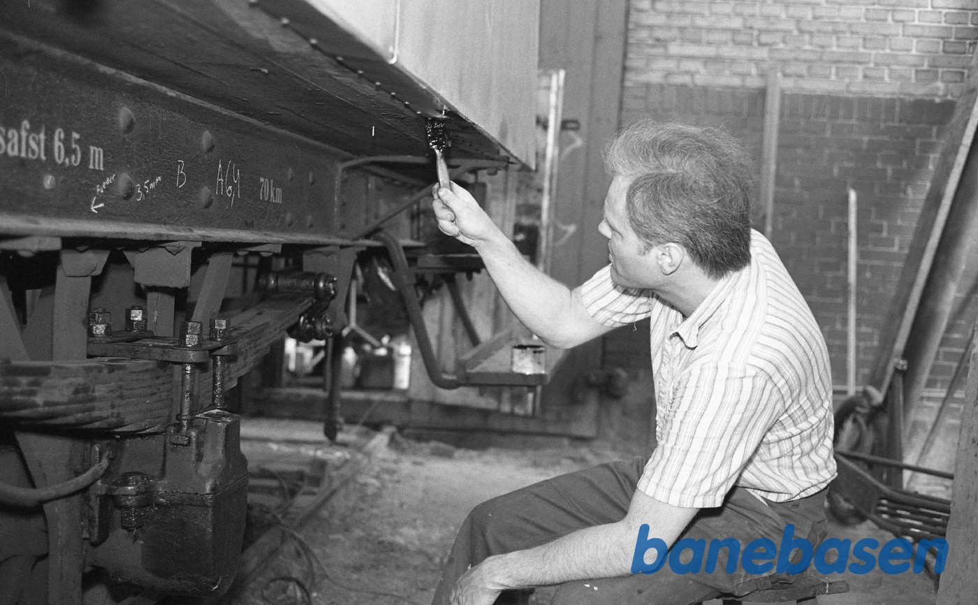 Jørn Larsen maler på undervogn Jørn Larsen maler på undervogn