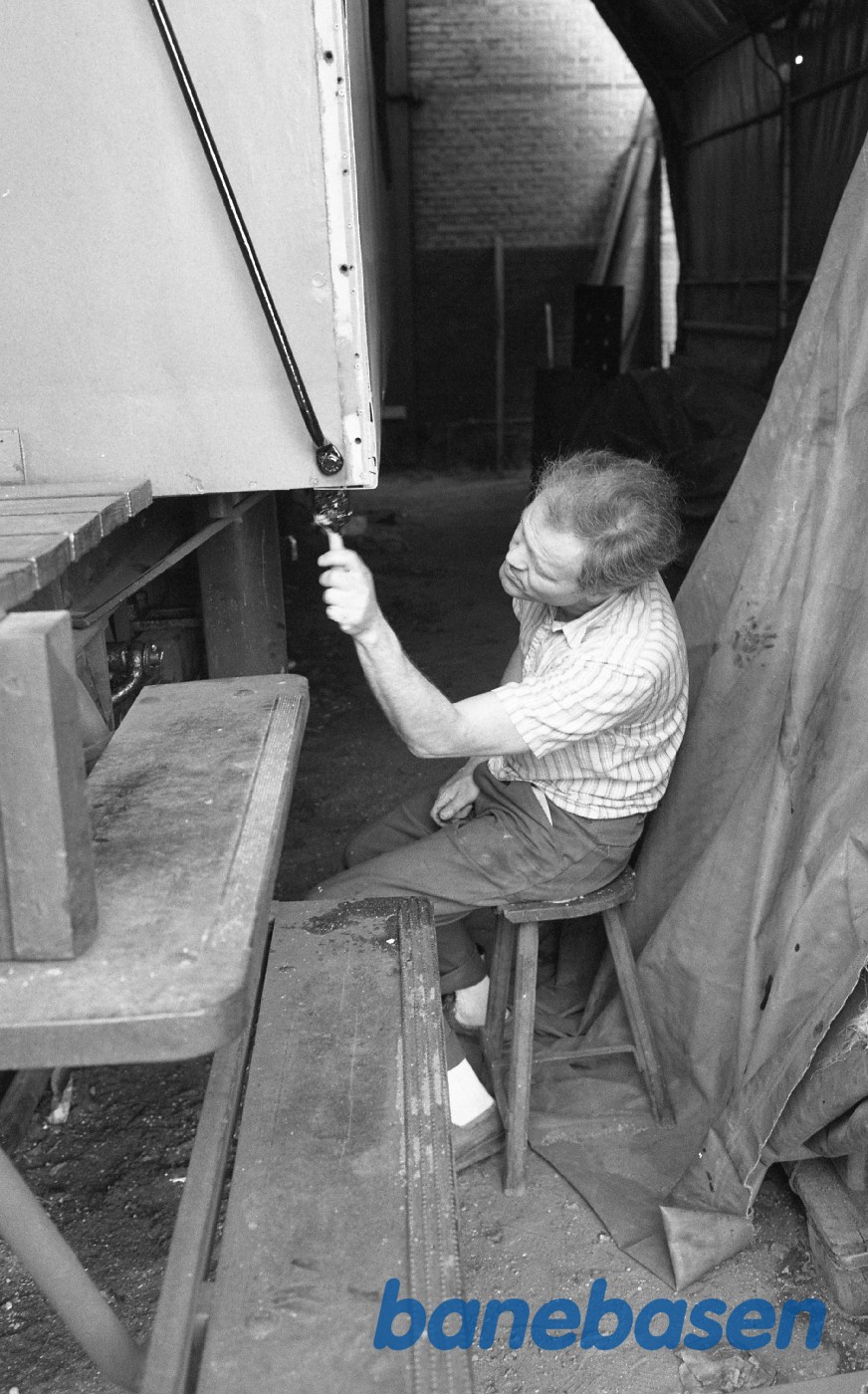 Jørn Larsen maler på undervogn Jørn Larsen maler på undervogn