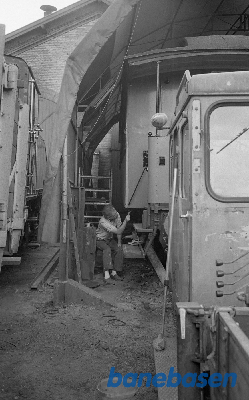 Jørn Larsen maler på undervogn Jørn Larsen maler på undervogn