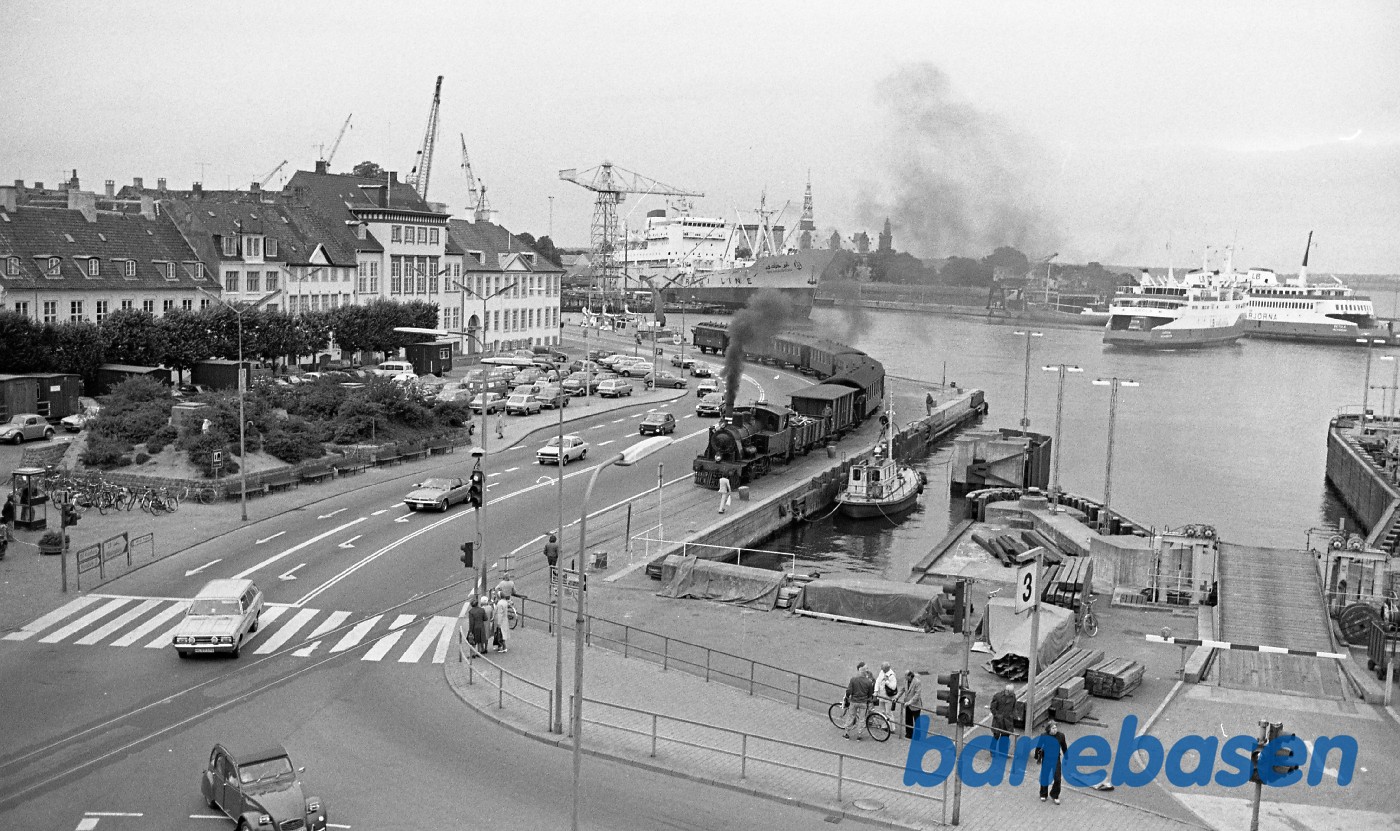 Havnen i Helsingør taget oppe fra taget af Helsingør station Havnen i Helsingør taget oppe fra taget af Helsingør station